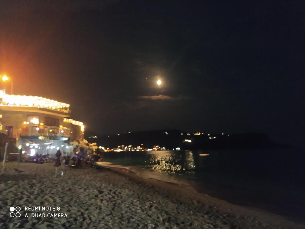 Brb Rooms Himare Bagian luar foto